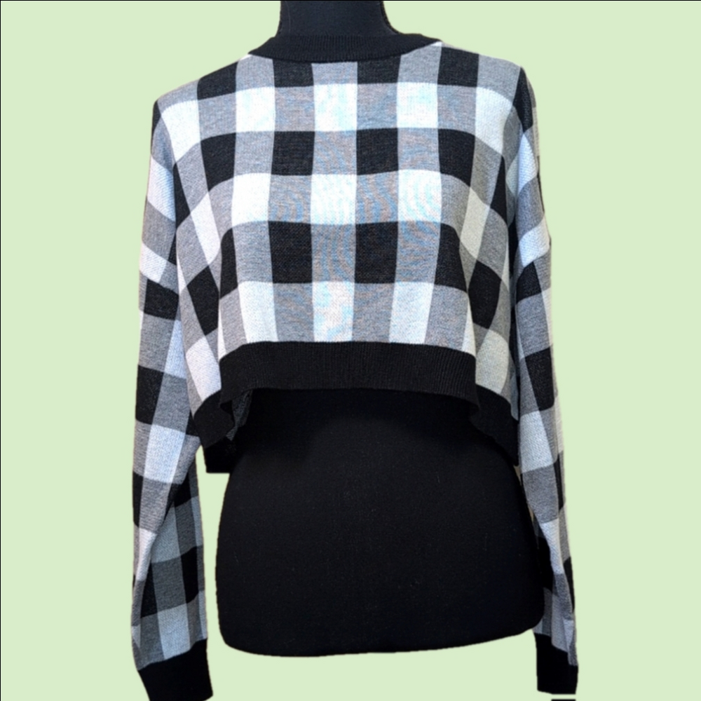 Romwe black and white long sleeved cropped sweater. SZ L